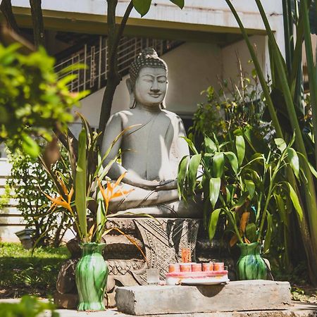Hotel Cambodian Country Club Phnom Penh Esterno foto