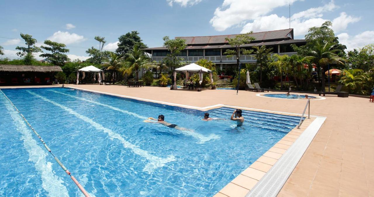 Hotel Cambodian Country Club Phnom Penh Esterno foto
