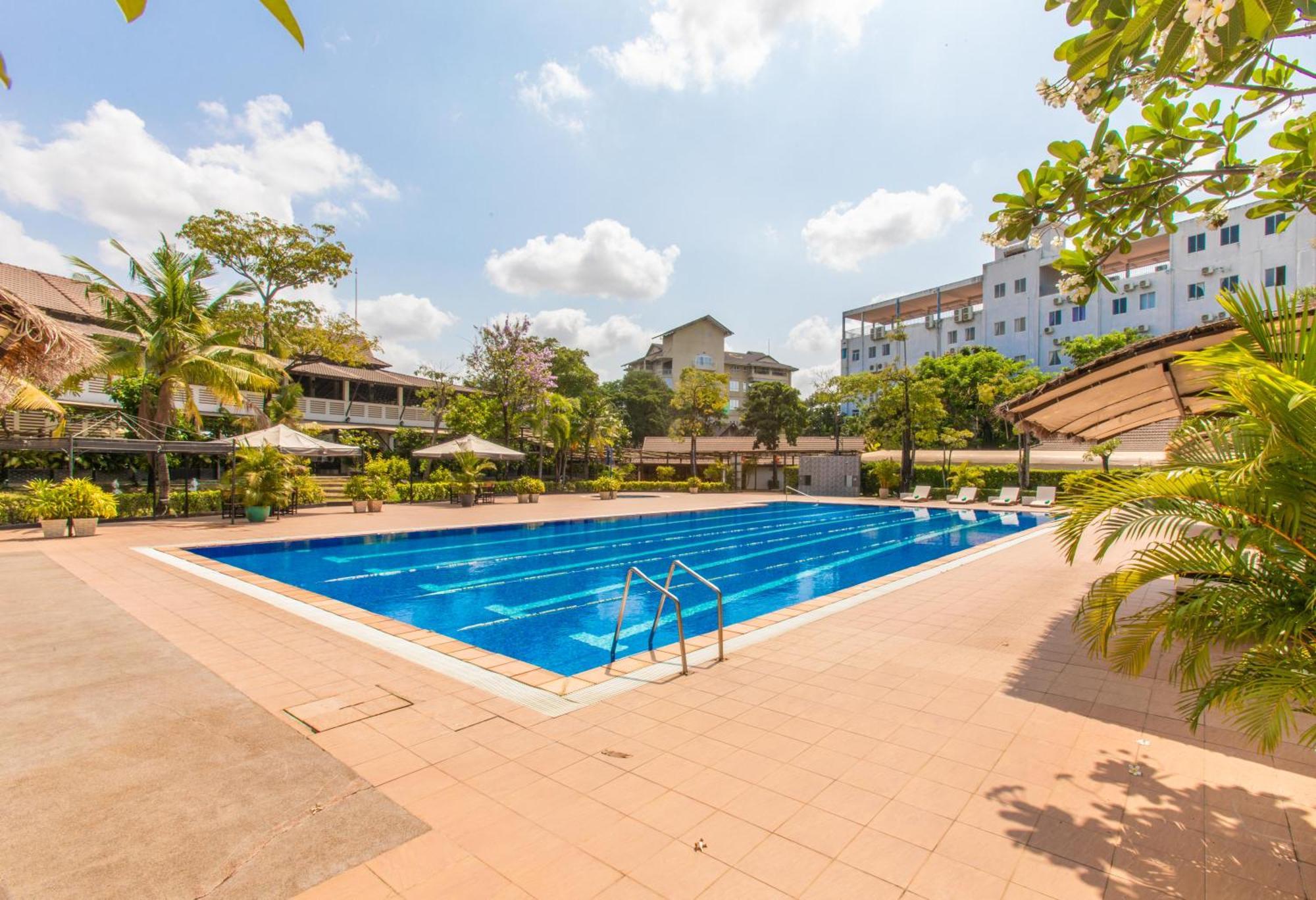Hotel Cambodian Country Club Phnom Penh Esterno foto