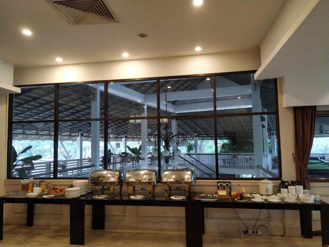 Hotel Cambodian Country Club Phnom Penh Esterno foto