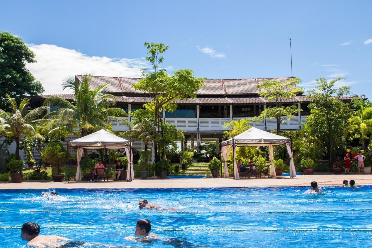 Hotel Cambodian Country Club Phnom Penh Esterno foto